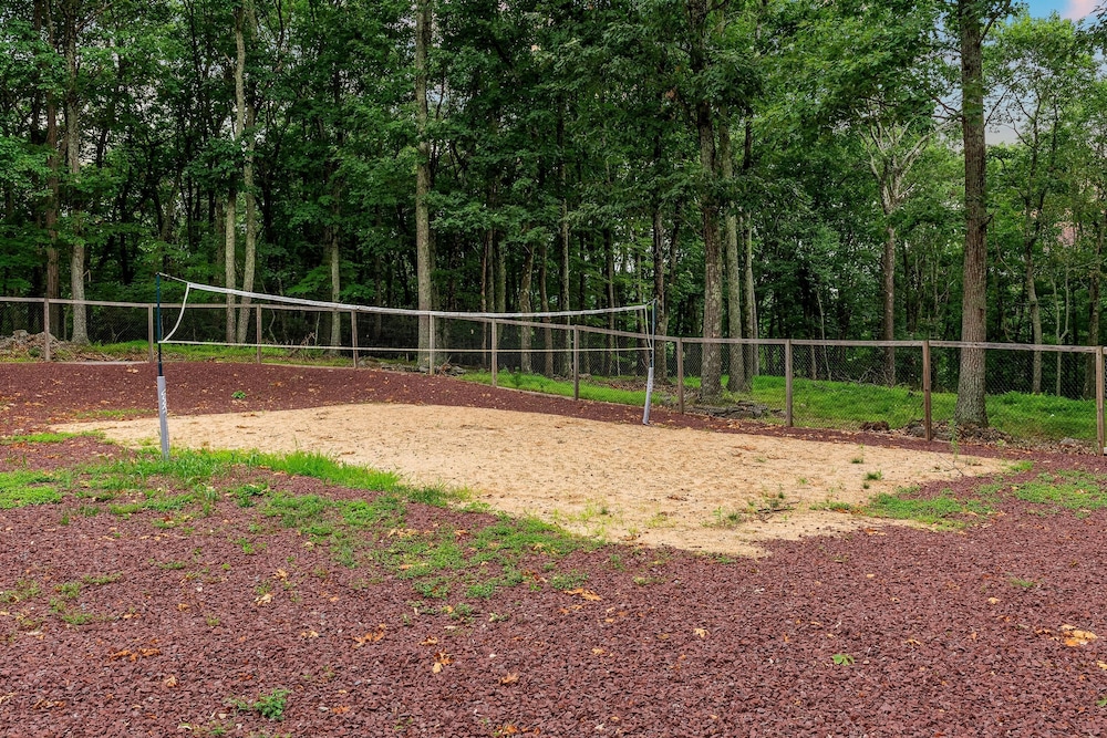 The Evergreen Escape by Avantstay Modern Cabin w Volleyball Court Hot Tub