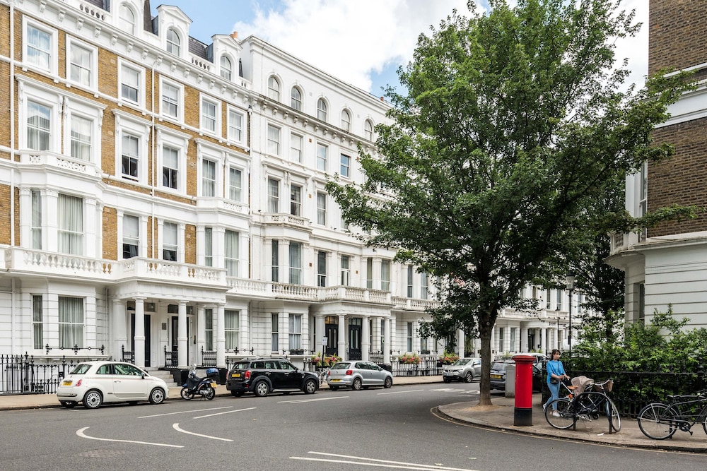 Sleek Simple & Peaceful 1Bd Flat Kensington