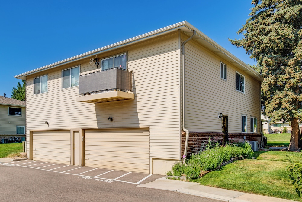 Explore Red Rocks & Green Mtn: Townhome w/ Pool!