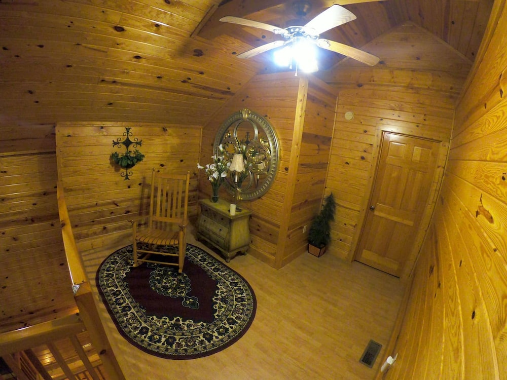 Beautiful Cabin w hot tub Sauna Pool Table
