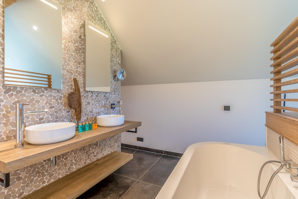 Luxurious and Sustainable 6-person Holiday Villa