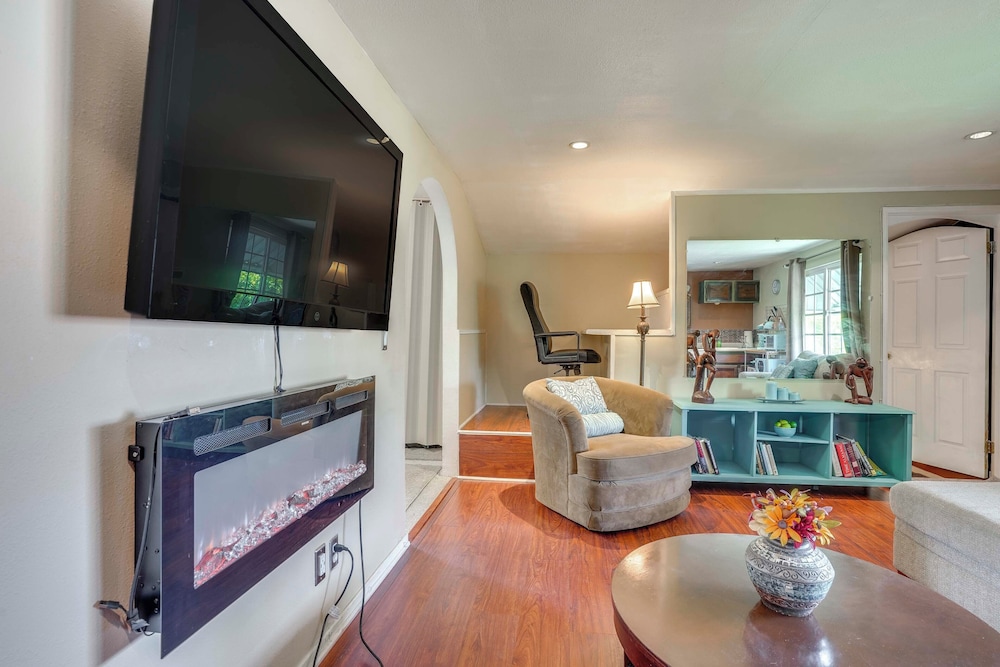 Pet-friendly Studio in Costa Mesa - 7 Mi to Beach!