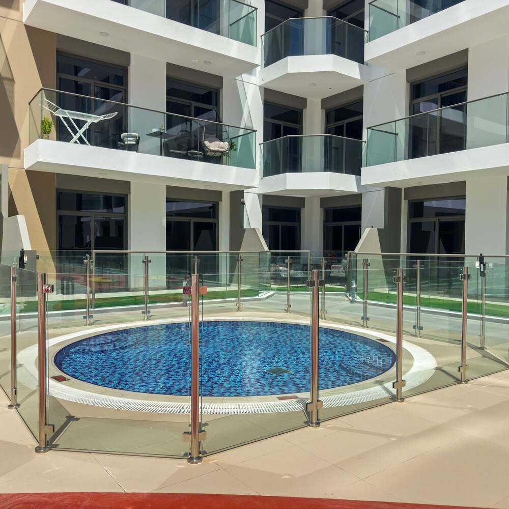 Modern Studio in Residence With Pool gym and Paddl