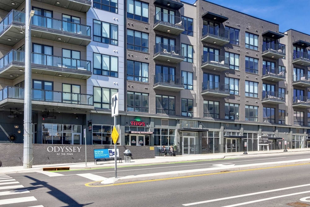 2 Units in Walkable Midtown Location, Gym+pool Honkey-tonk & Muse by Avantstay