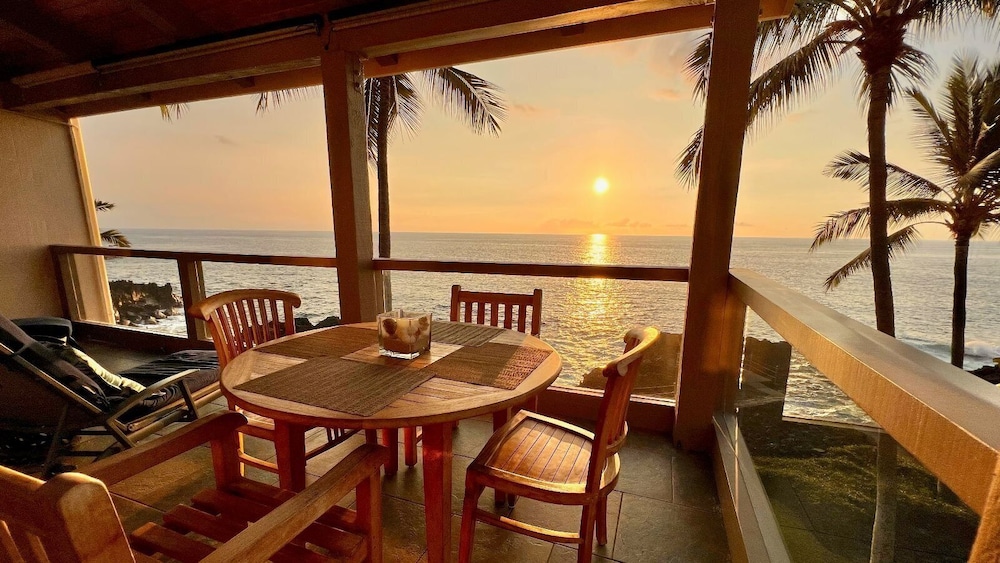 Oceanfront Penthouse With Sunset Views, A/C and Wraparound Lanai! - Vrkcv