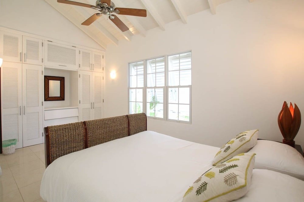 Large Townhouse with Plunge Pool, 3 mins from Beach - Turtle View 2 by BSL Rentals