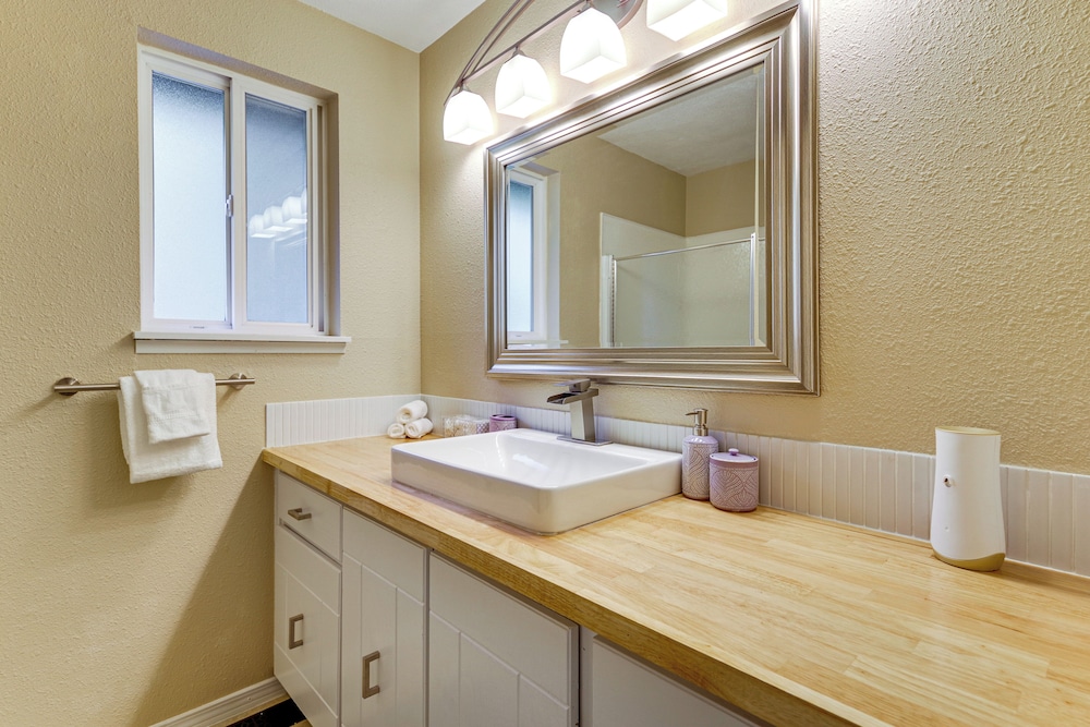 Family Retreat w/ Hot Tub & Game Room in Everett!
