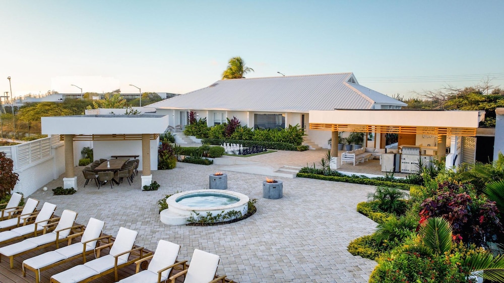 Beachfront Villa w Pool Sleeps 16 Dining Tub