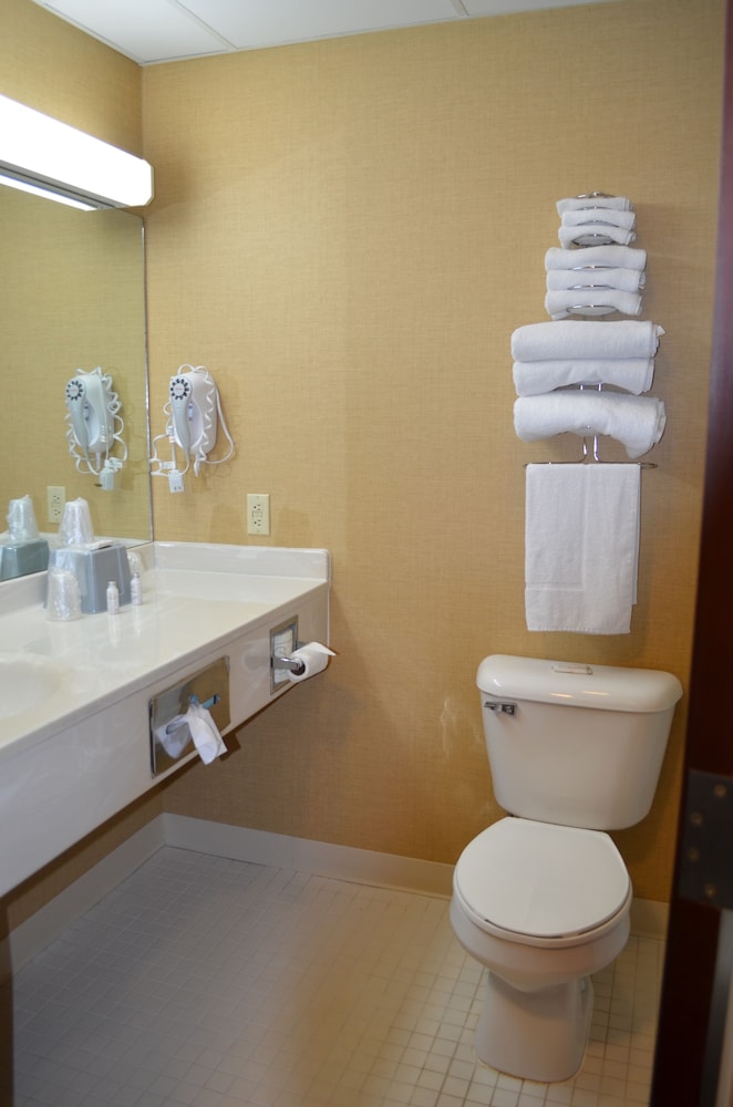 Brookshire Inn & Suites