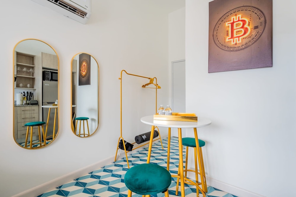 w Radiant Loft w Fabulous Deco in Santa Ana