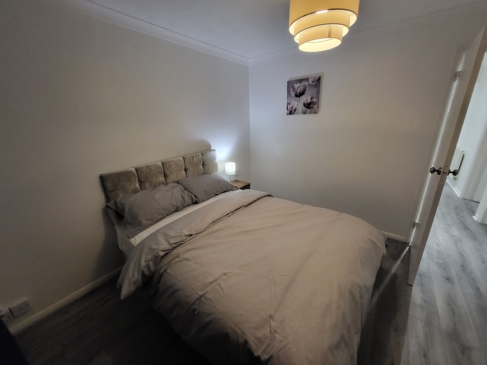 Charming 2-bed Apartment in Grays view 4
