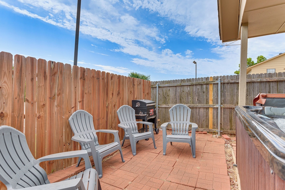 South OKC Home w/ Game Room: 18 Mi to OU Campus!
