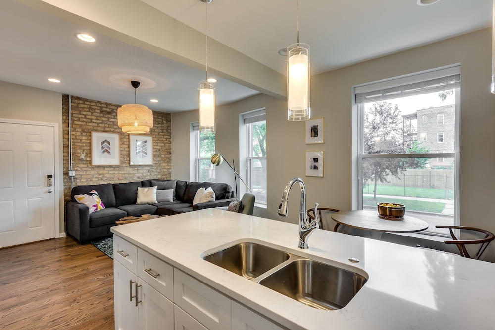 Chicago Vacations - Vibrant  Stylish 4 Bed Condo near Humboldt Park by AllSet Turnover - Property Image 5