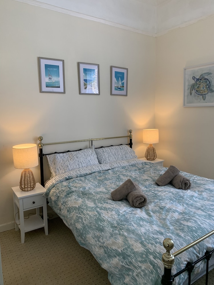 Charming 1-bed Apartment in Ventnor view 3