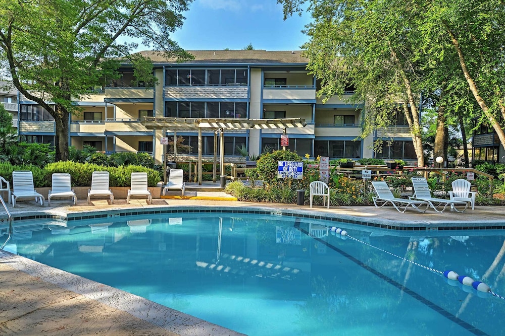 1 Mi to Coast: Myrtle Beach Condo w/ Balconies!