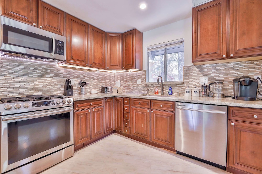 Iroquois Ridge Charming Home for 8 w/ Hot Tub Near Lake Tahoe & Skiing