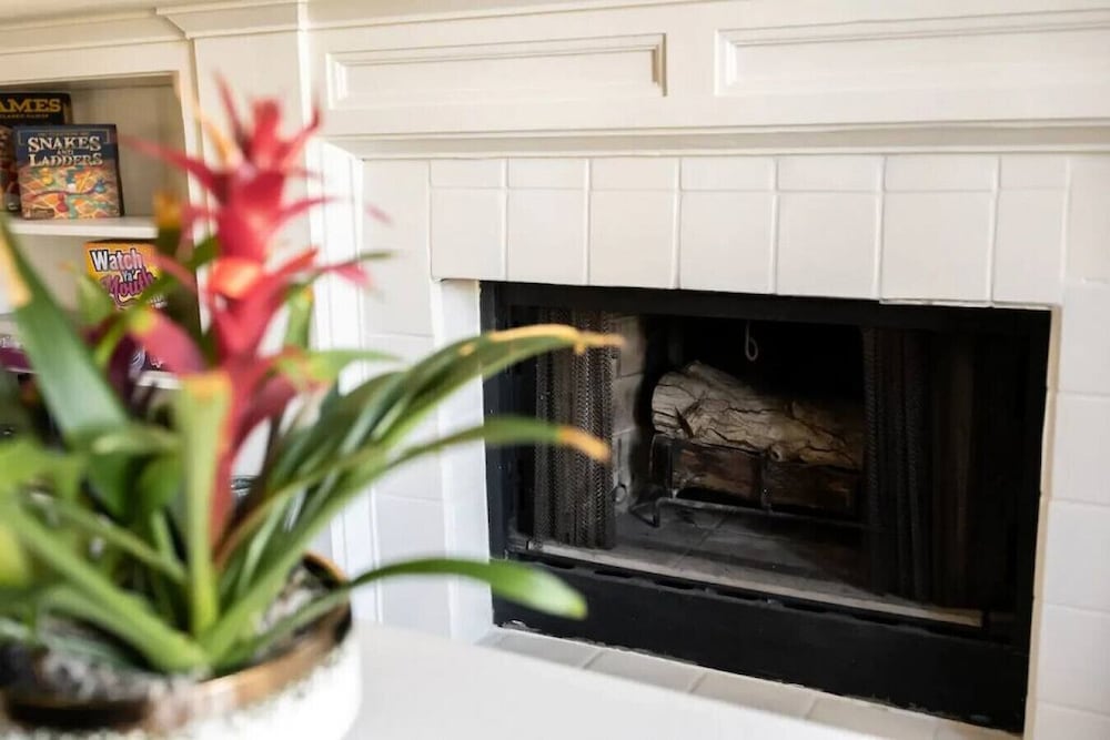 Updated 2BR House in Glendale With Private Fenced Yard Parking p2