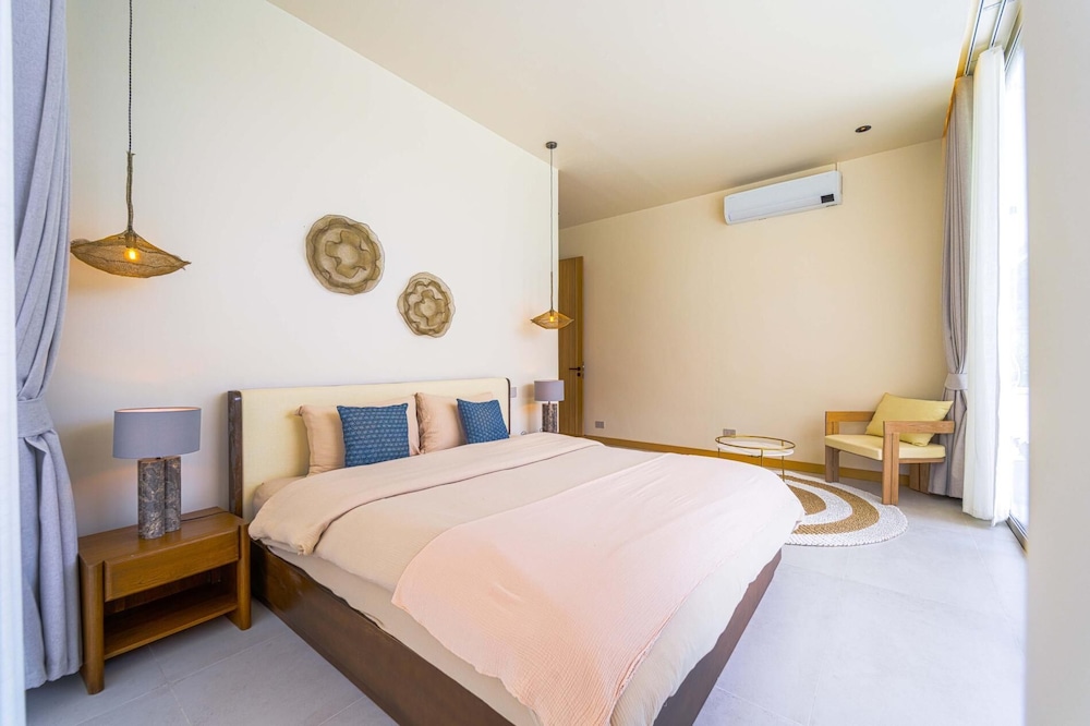 Ultra-Modern 6-Bedroom in GolfCourse PH6