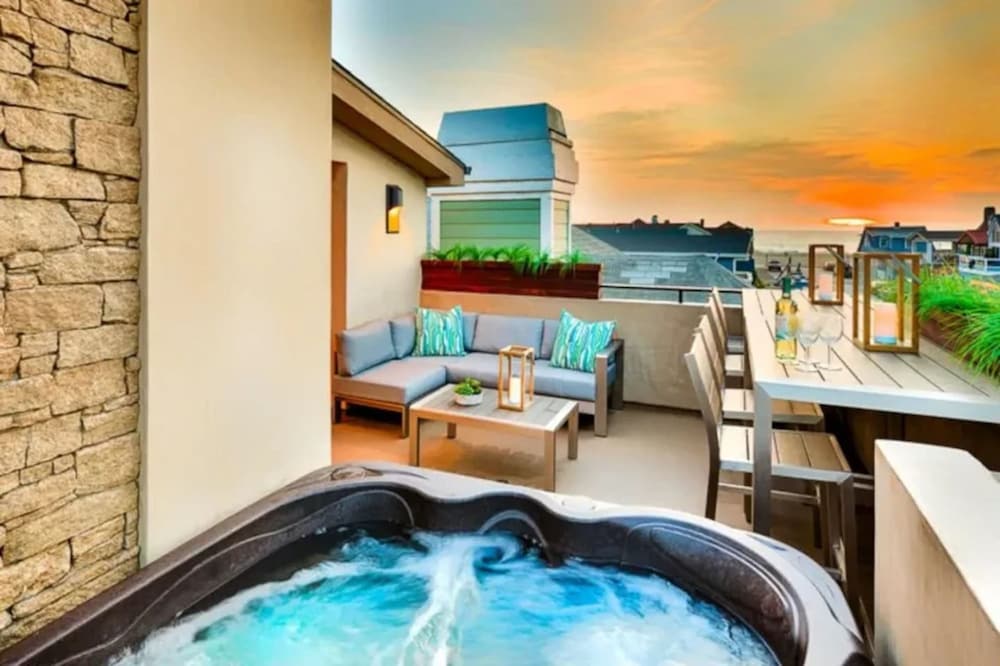 3 BR Roof Deck Ocean Views Hot Tub Beach Block