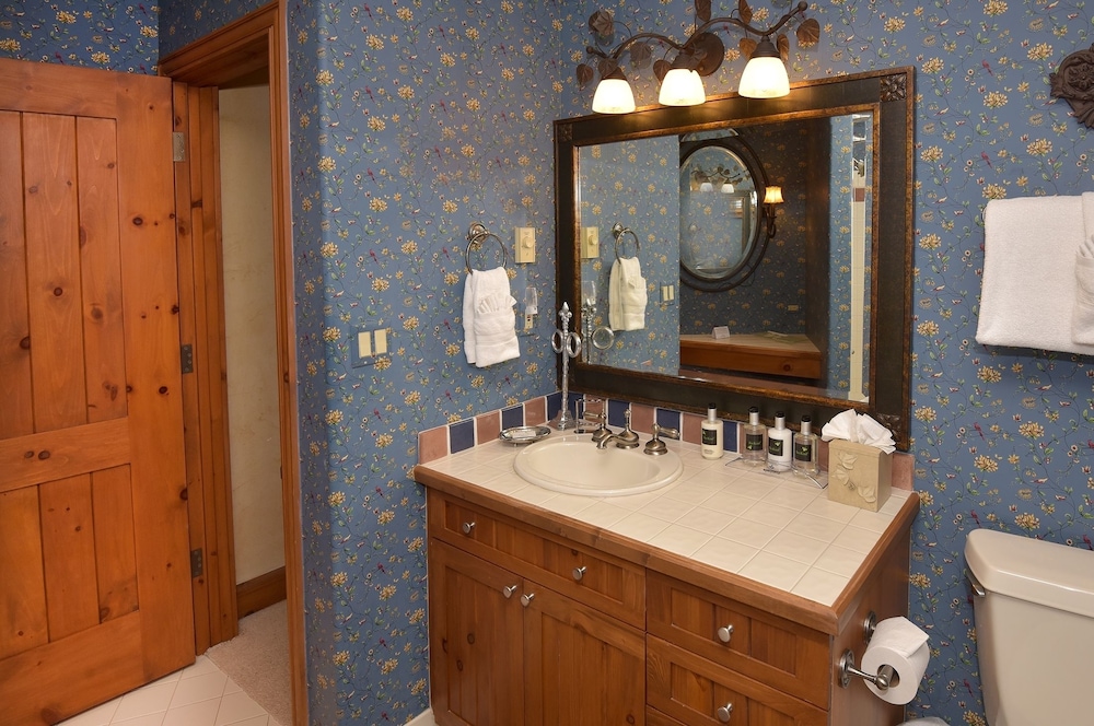 Bright Ski In/out 3br 3.5ba 3 Bedroom Condo by RedAwning