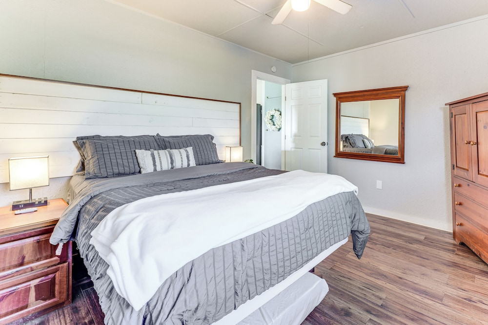 2 Mi to Landa Park: Farmhouse w/ Fire Pit!