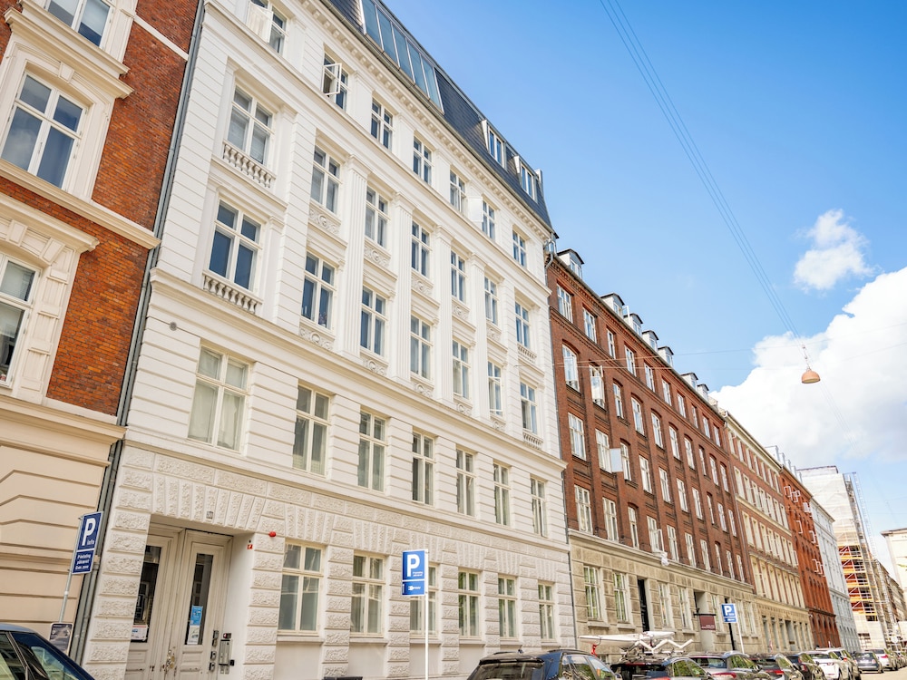 Sanders Shield 2 - 3 Bedroom Apartment With Balcony