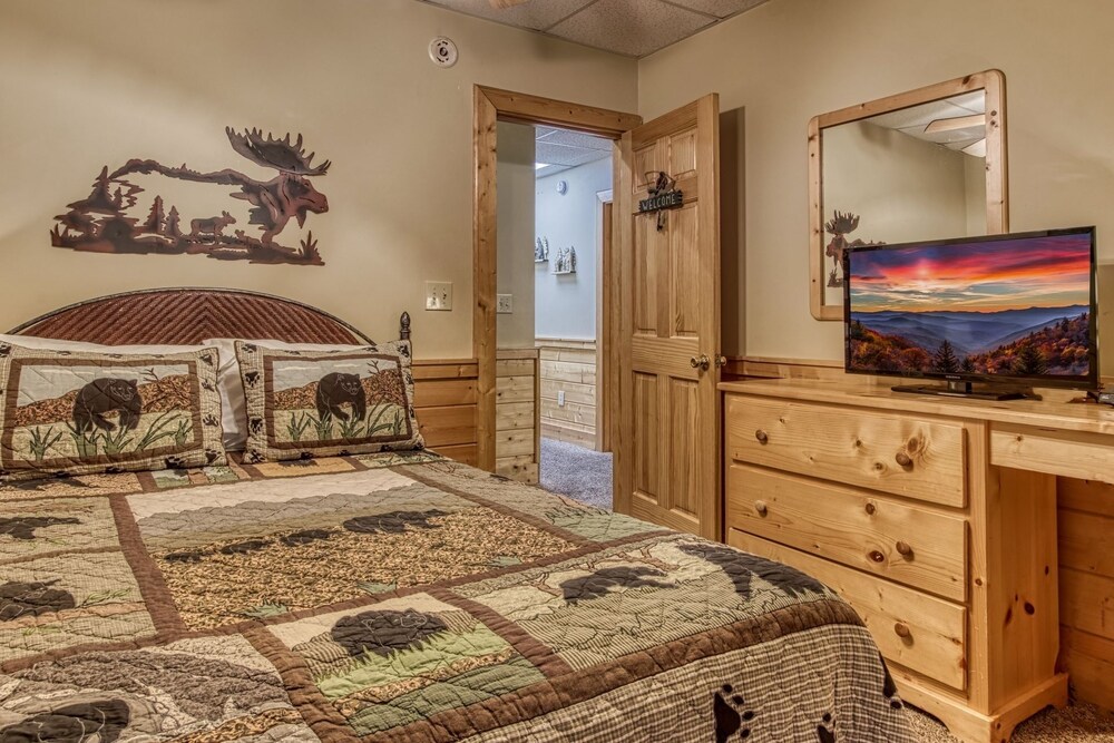 Er305- Bear Right Inn- Great Location- Close To Town 9 Bedroom Cabin by RedAwning view 4