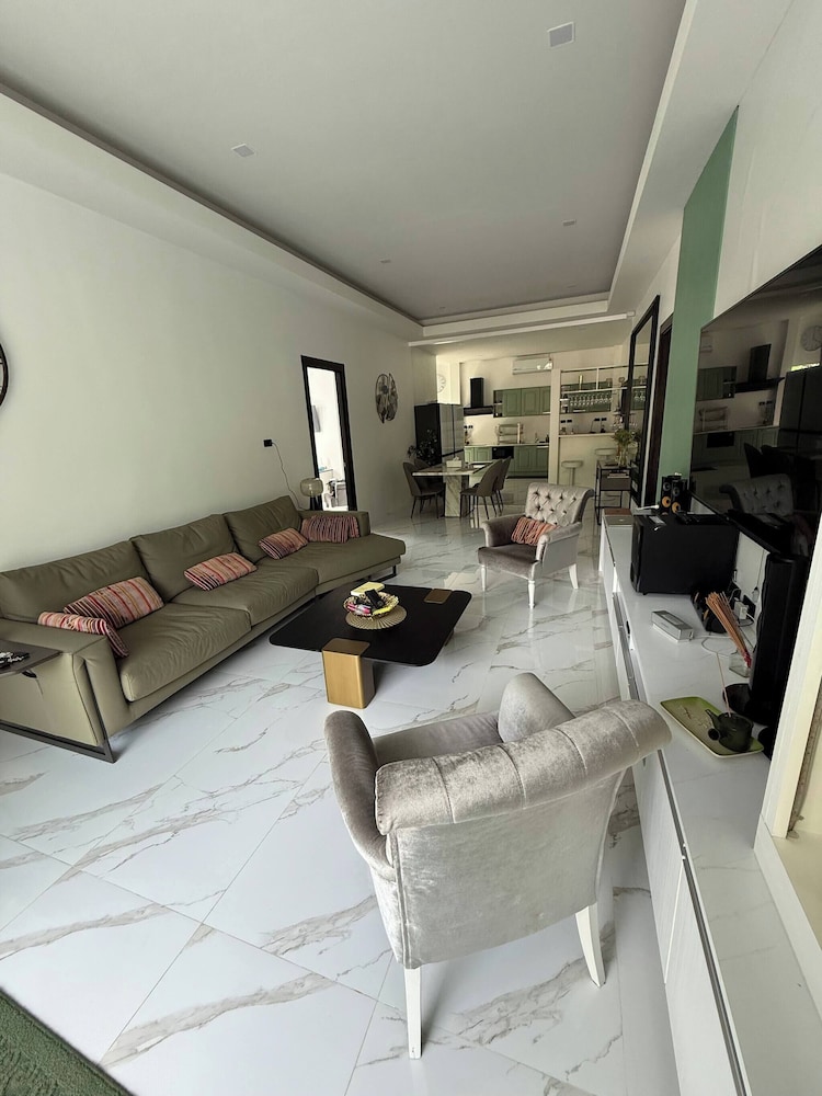 Beautiful Villa Between Jungle
