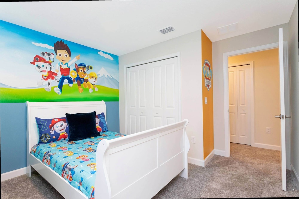 Stylish 4Bd w Lake View Pool Kids Themed Room