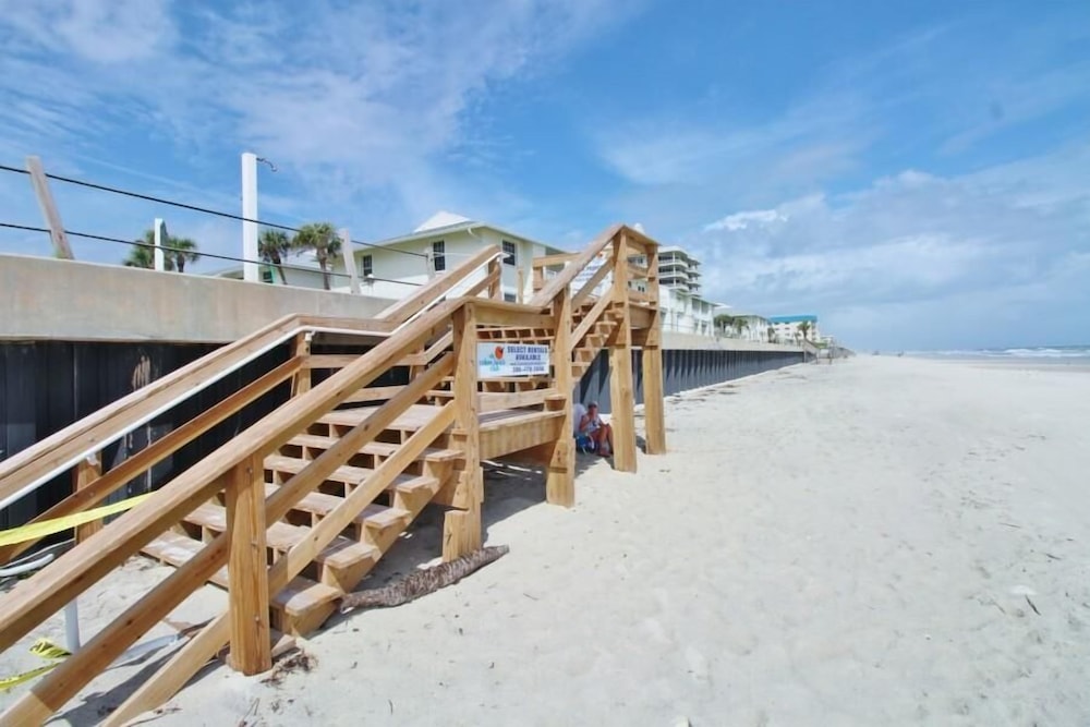 Colony Beach Club 204