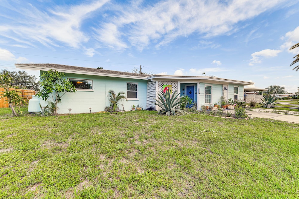 Backyard Hangouts: Bradenton Home Near Dining!