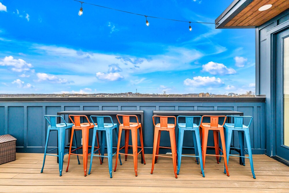 Rooftop Deck Hot Tub Retreat in Downtown Nashville