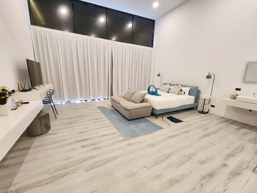 Unique Pool Slide Access Townhouse