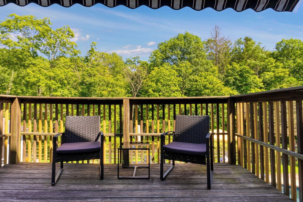 Historic Barn Retreat w/ Pool & Pond Views Longview Pond Lodge by Avantstay