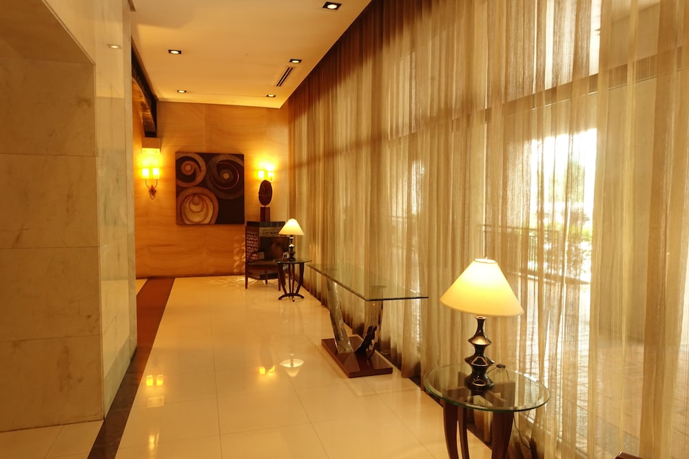 Luxury Condo at Forbeswood Parklane