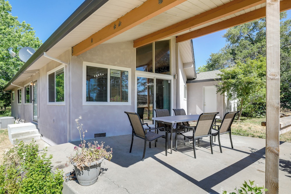 4 Mi to Folsom Lake: Modern Home w/ Patio!