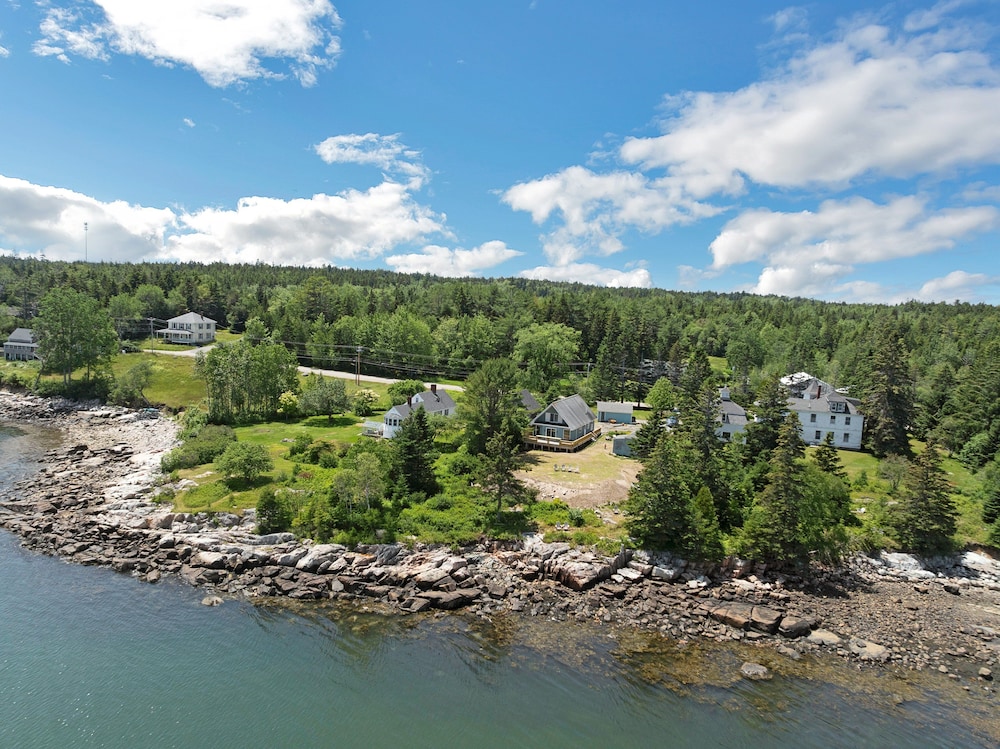 Waterfront Retreat With Stunning Views 3 Bedroom Home