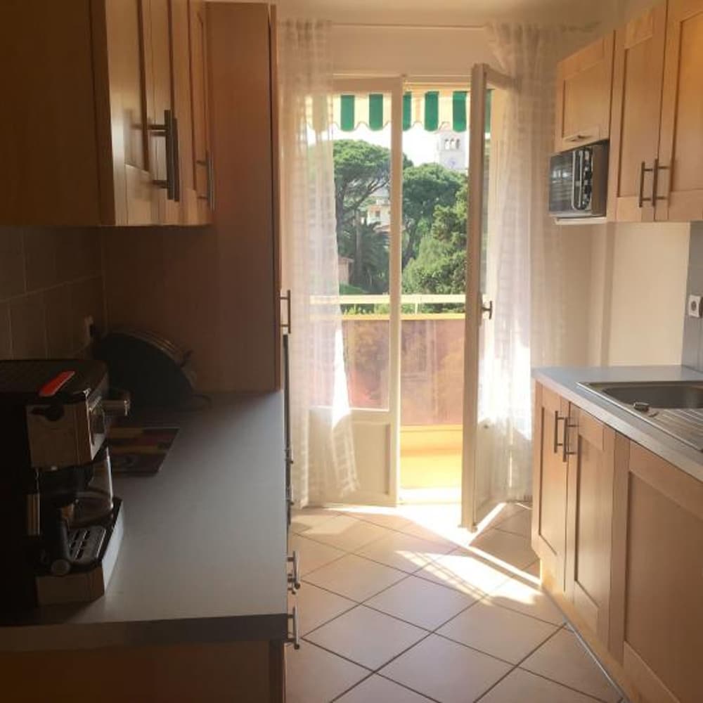 Pleasant 2 Bed Apartment in the Calm Palm Beach Area of Cannes With Beaches Nearby on all Sides - 1525