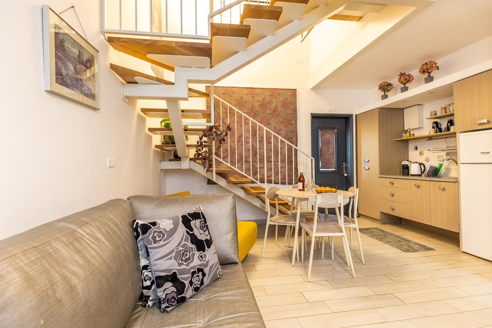 Nuriel Fruit & Guest House