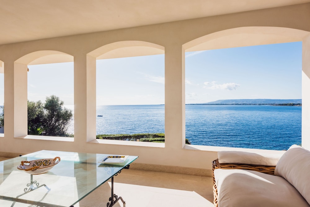 Villa Plemmiria by the Sea by Wonderful Italy
