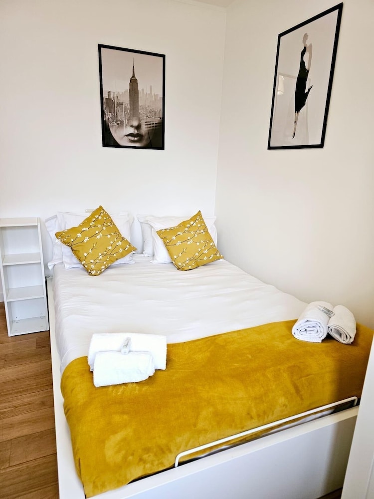 Bright 2 bedrooms flat w parking&balcont