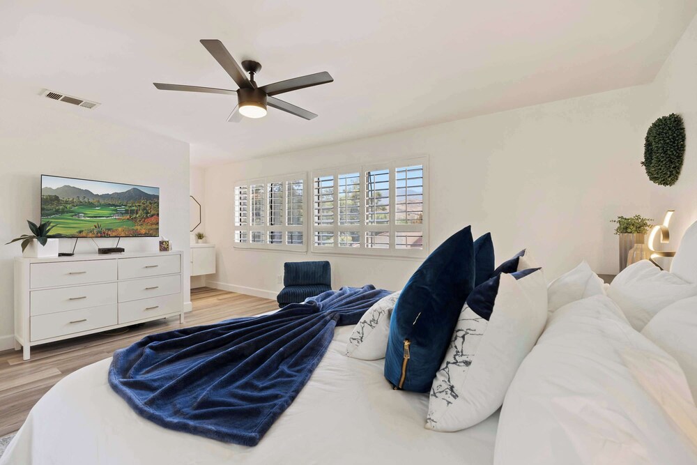The 14th Fairway Delight 4Bd W/community Pool!