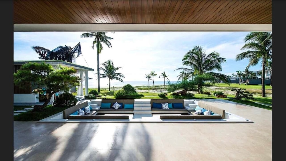 Luxury Yacht Villa