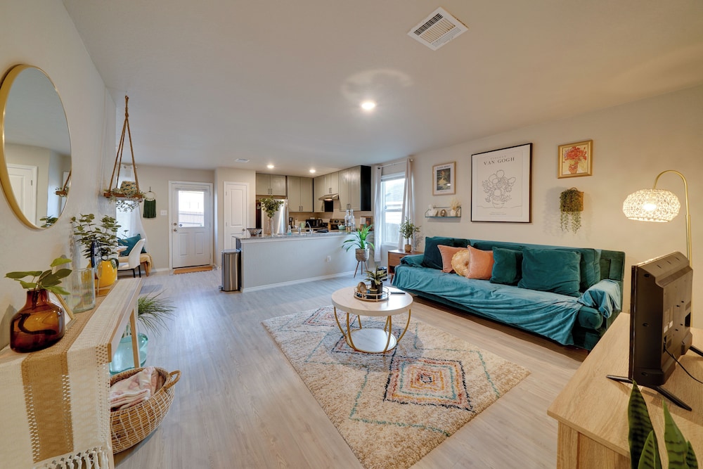 Easy Access to Dtwn San Antonio: Suburban Home