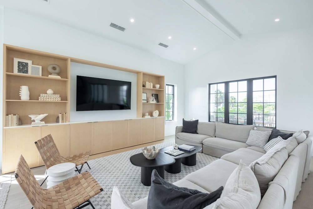 Brand New Catchlight House With Private Pool view 3