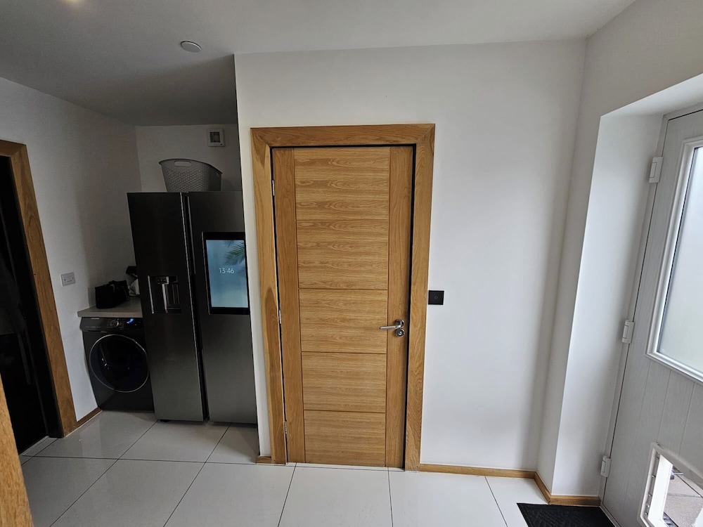 Modern, Large Open Plan 4 bed Property in Abergele