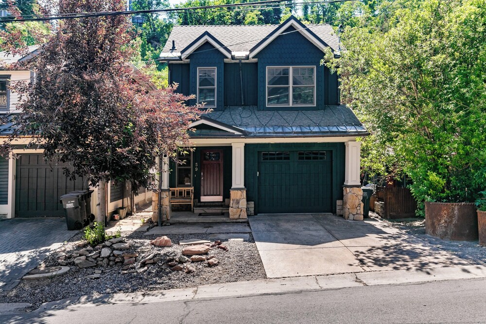 Red Hawk by Avantstay Charming Cabin w/ Theatre & Spa 5mins to Deer Valley Mtn view 4