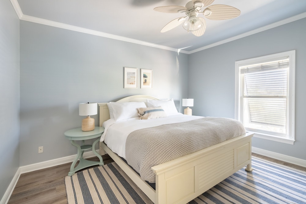 Fin by Avantstay 9 BR Destin Oasis With Pool Spa Walk to Beach