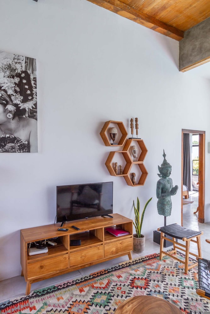 Villa Maje by Alfred in Bali - Tropical 3BD Villa w Pool Near Batu Belig Beach