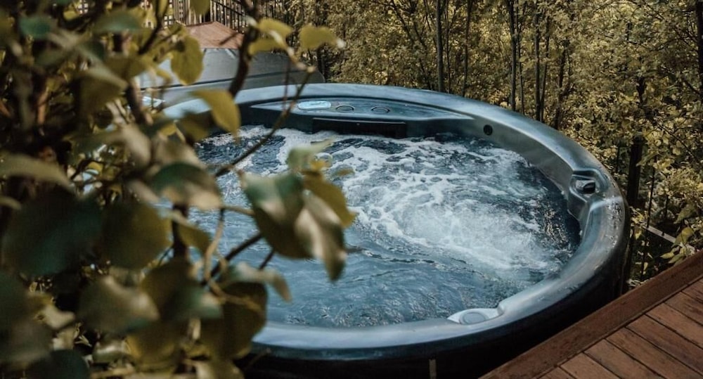 Luxe Stays - Sleeps 7 - Jacuzzi